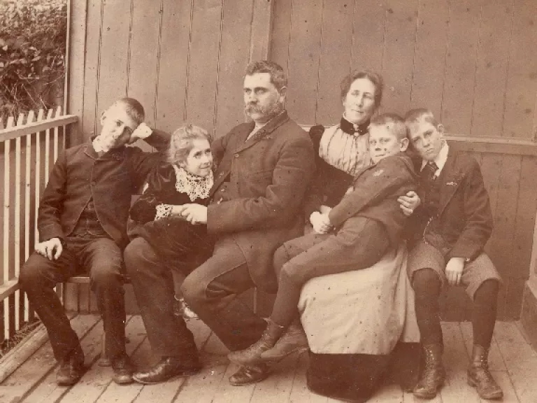 writing family history - large - 576x432px