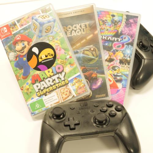 2 switch controllers with the games Mario cart, Mario party and rocket league